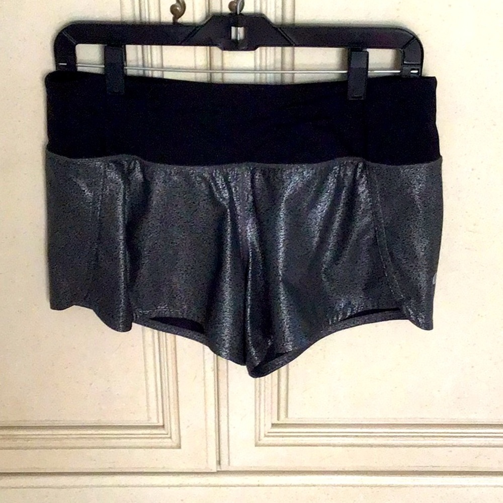 Wear this shimmery lulu shorts to the gym!